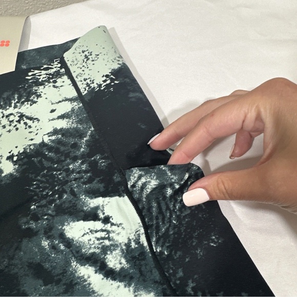 NWT $78 Sweaty Betty [ Small 6 ] Power High Waist‎ Pocket Bike Shorts Green - Picture 6 of 12